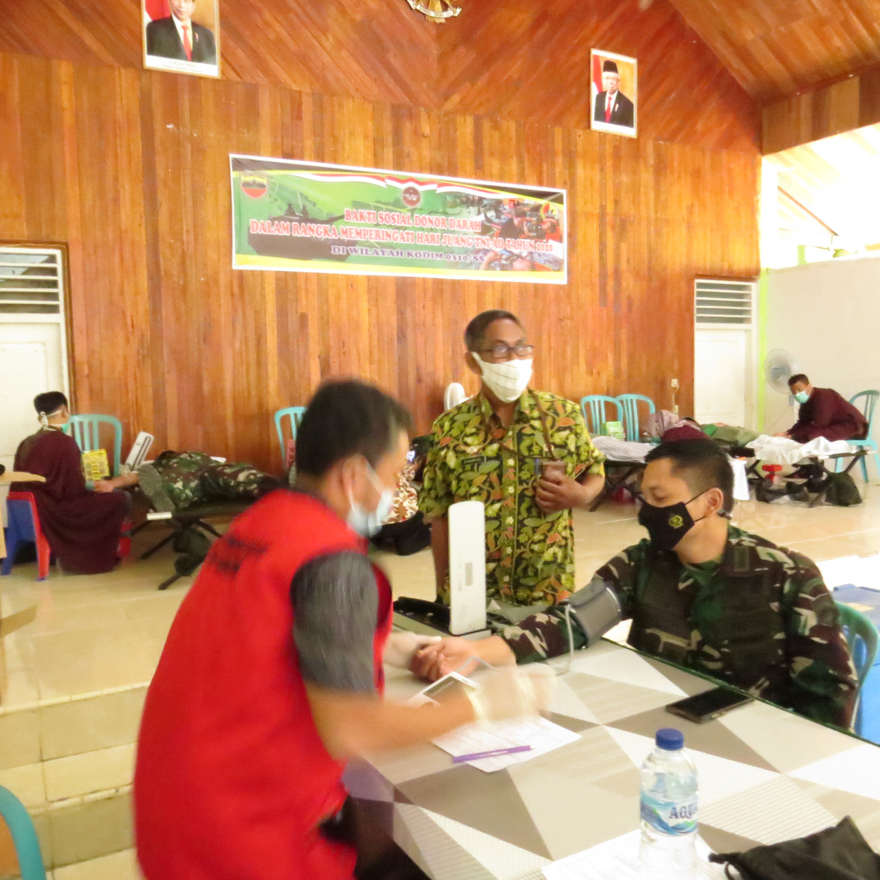 Sebelum mendonor, petugas memeriksa kondisi kesehatan peserta. Terlihat Dandim sedang diperiksa oleh petugas PMI.